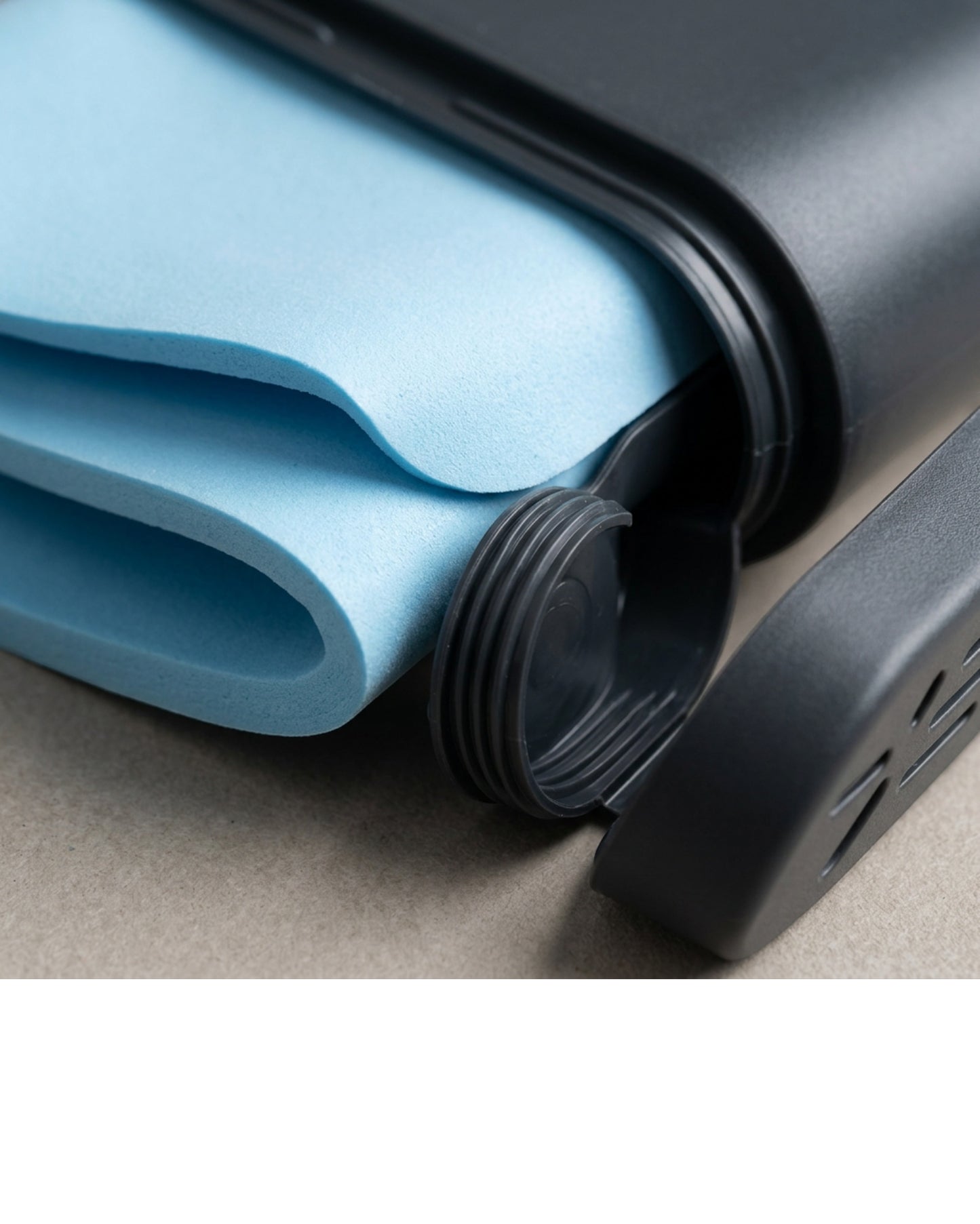 Zrvos PVA Sports Towel 80 x 30 cm with Ventilated Case Ice Blue - Detail view
